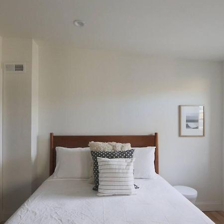 Large 2 Bdr With Deck Hosted By Stayrafa Philadelphia Exterior photo